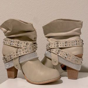 Mojo and moxy worn twice Woman’s size seven bedazzled high heel boots